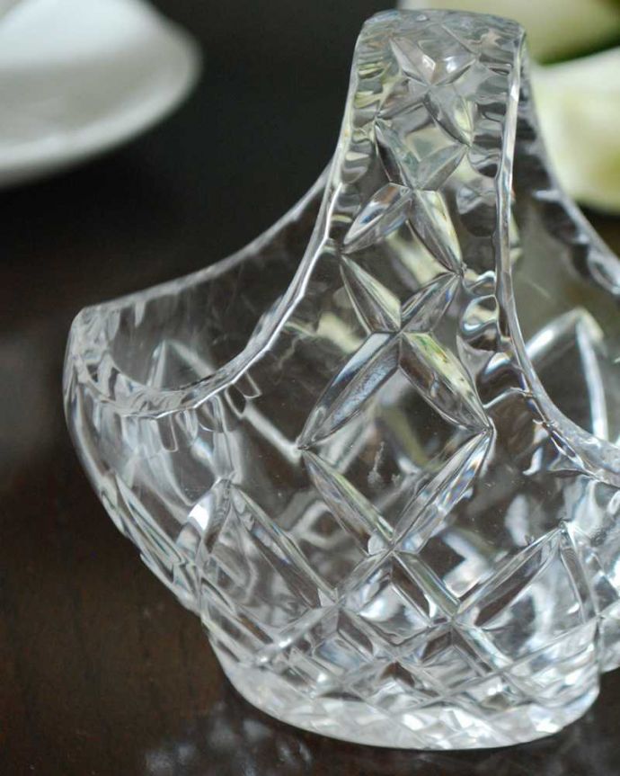 アンティーク 雑貨のガラス小物　アンティーク雑貨　アンティークの雑貨、ディスプレイにもピッタリな小さなガラスバスケット（プレスドグラス）。ガラスで出来た持ち手付きの可愛いバスケット見ているだけで可愛いバスケットの形をしたアンティークのプレスドグラス。(pg-6044)