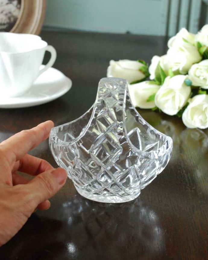 アンティーク 雑貨のガラス小物　アンティーク雑貨　アンティークの雑貨、ディスプレイにもピッタリな小さなガラスバスケット（プレスドグラス）。サイズはこれくらいです大きいものから小さいものまでサイズがいろいろあるバスケット。(pg-6044)