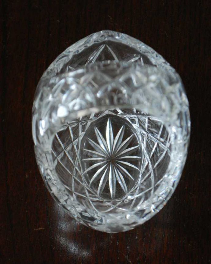 アンティーク 雑貨のガラス小物　アンティーク雑貨　アンティークの雑貨、ディスプレイにもピッタリな小さなガラスバスケット（プレスドグラス）。上から見ると･･･アンティークなので多少のキズやカケがある場合はありますが、使用上問題はありませんのでご了承下さい。(pg-6044)