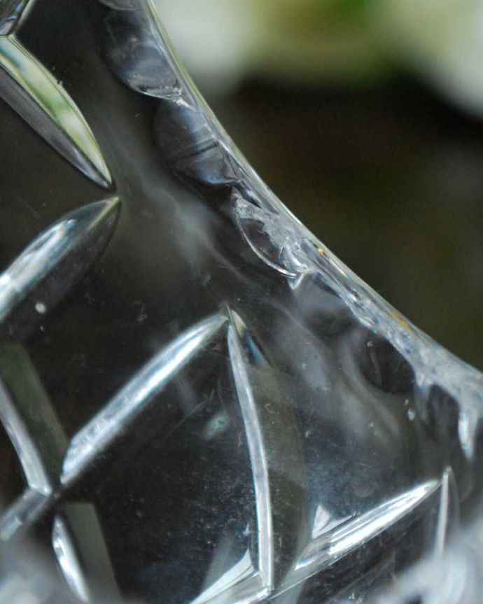 アンティーク 雑貨のガラス小物　アンティーク雑貨　アンティークの雑貨、ディスプレイにもピッタリな小さなガラスバスケット（プレスドグラス）。カケがあるのでSALE価格ですカケがありました。(pg-6044)