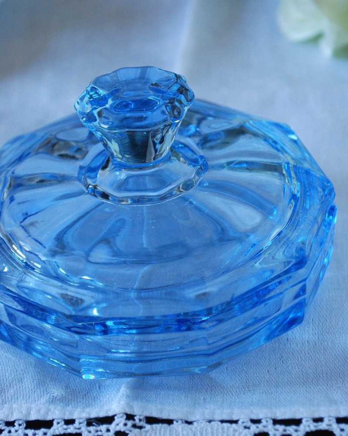 アンティーク 雑貨のガラス小物　アンティーク雑貨　濃いブルーがとっても美しいアンティークプレスドグラスのフタ付きケース。女性のために作られたパフボール入れもともとは女性がお化粧するためのコットンやパフを収納するために作られた器。(pg-6048)