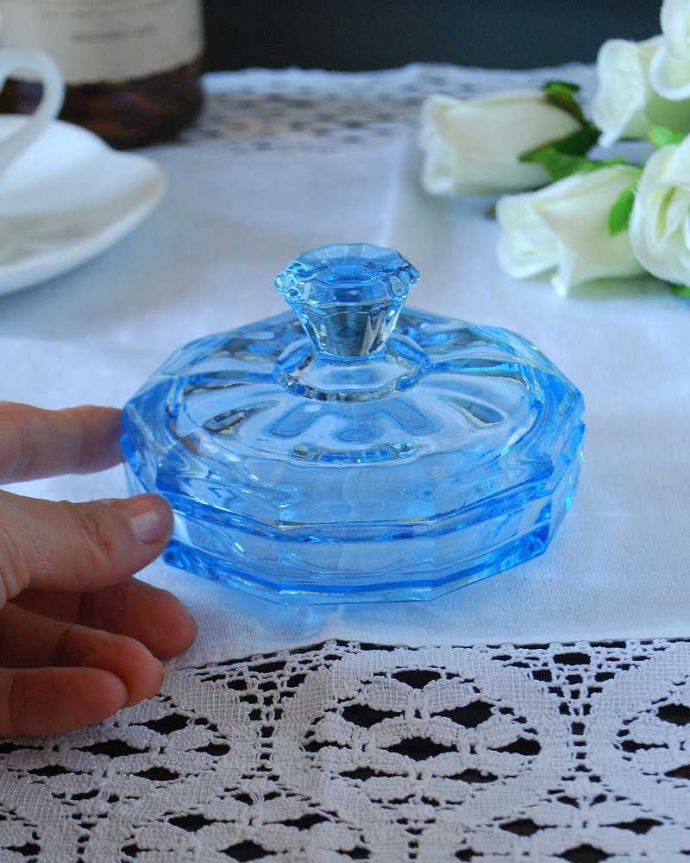 アンティーク 雑貨のガラス小物　アンティーク雑貨　濃いブルーがとっても美しいアンティークプレスドグラスのフタ付きケース。ふたを開ける度にワクワク中にお菓子や文具などいろんなものを入れて使ってみて下さい。(pg-6048)