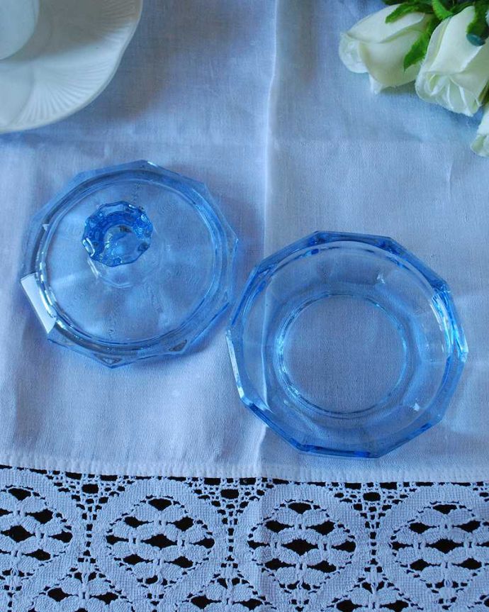 アンティーク 雑貨のガラス小物　アンティーク雑貨　濃いブルーがとっても美しいアンティークプレスドグラスのフタ付きケース。上から見るとこんな感じアンティークなので多少のキズや欠けがある場合がありますが、使用上問題はありませんのでご了承下さい。(pg-6048)