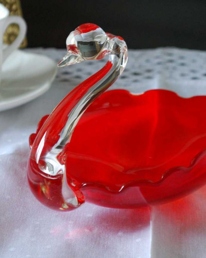 アンティーク 雑貨のガラス小物 アンティーク雑貨 真っ赤なガラスがめずらしいアンティーク プレスドグラスのスワン。大切にされてきた白鳥のモチーフとっても美しい白鳥の形をしたプレスドグラス。(pg-6051)