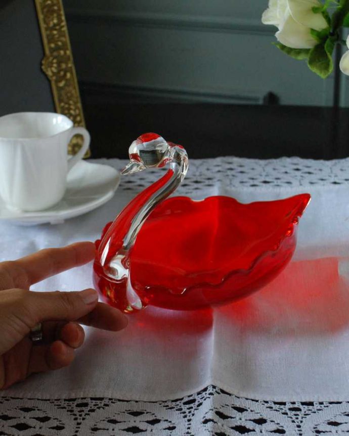 アンティーク 雑貨のガラス小物 アンティーク雑貨 真っ赤なガラスがめずらしいアンティーク プレスドグラスのスワン。大きさはこれくらいですコレクションしたくなるくらい、いろんなサイズのものがあります。(pg-6051)