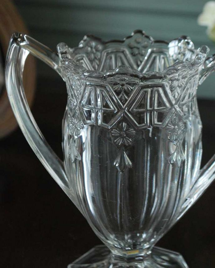 アンティーク 雑貨のガラス小物 アンティーク雑貨 両サイドに持ち手が付いたお花模様のアンティークプレスドグラス(セロリベース)。実は、セロリのために作られた器オシャレな花器に見えますが、実はセロリを立てて食卓に出すために作られた器、セロリ―ベース。(pg-6056)