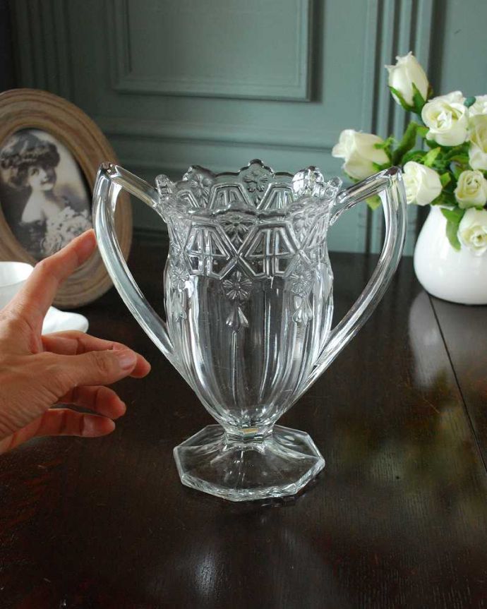 アンティーク 雑貨のガラス小物 アンティーク雑貨 両サイドに持ち手が付いたお花模様のアンティークプレスドグラス(セロリベース)。可愛い形が特長アンティークのガラスは現代のガラスと成分が違うから輝き方も違うんです。(pg-6056)