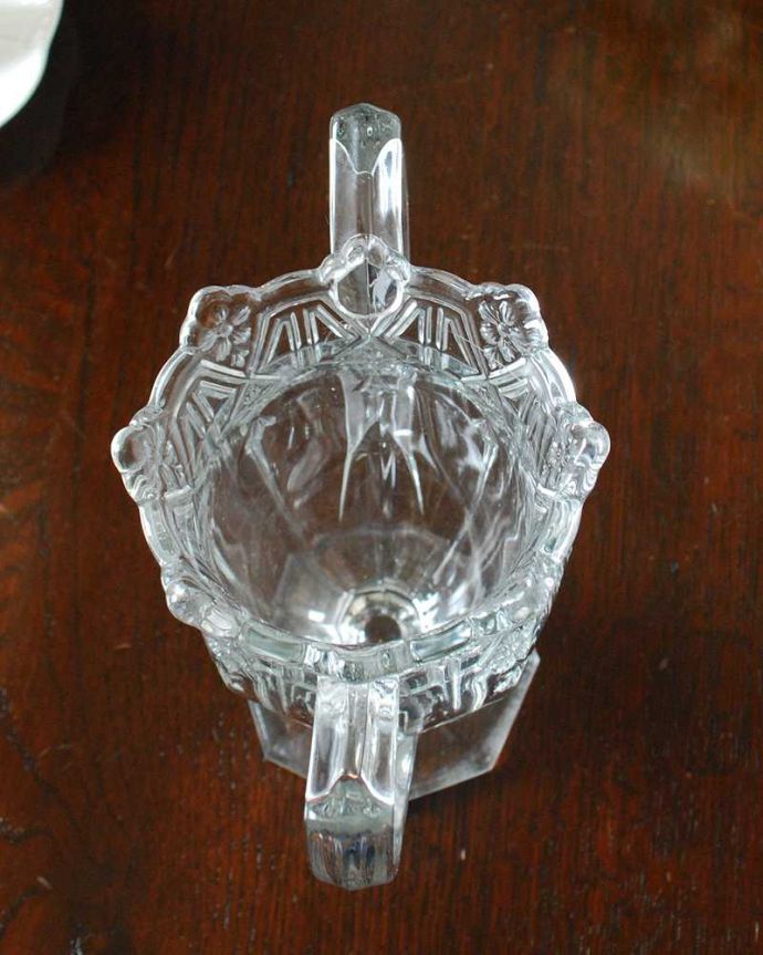 アンティーク 雑貨のガラス小物 アンティーク雑貨 両サイドに持ち手が付いたお花模様のアンティークプレスドグラス(セロリベース)。上から見てチェックアンティークのため、多少の欠け・傷がある場合がありますが、使用上問題はありませんので、ご了承下さい。(pg-6056)