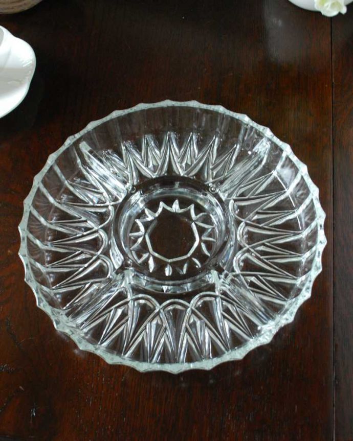 アンティーク 雑貨のガラス小物　アンティーク雑貨　仕切りが付いてとっても便利に使えるアンティークのガラスプレート。上から見るとこんな感じです。(pg-6070)