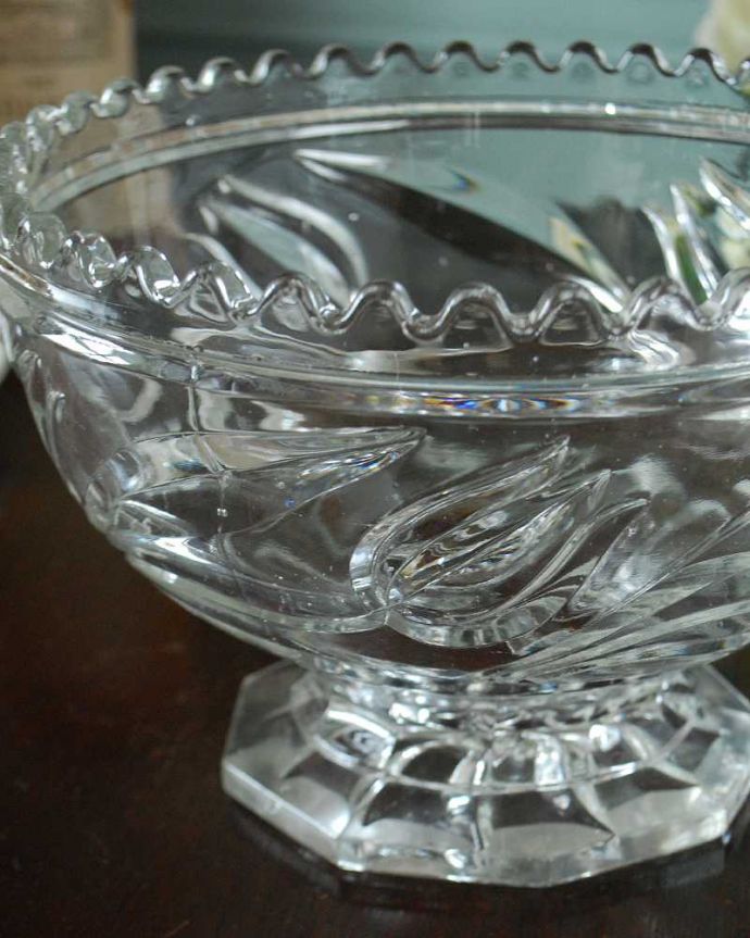 アンティーク 雑貨のガラス小物　アンティーク雑貨　チューリップの模様が入った美しいガラスのボウル、英国アンティークの雑貨。食事の時間を楽しく過ごすために作られた器貴重だったガラスがプレスドグラスの発達によって気軽に手に入るようになった時代に作られたテーブルウェア。(pg-6072)