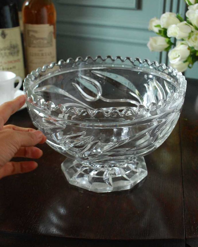 アンティーク 雑貨のガラス小物　アンティーク雑貨　チューリップの模様が入った美しいガラスのボウル、英国アンティークの雑貨。いろいろ便利に使えます食卓で使うのはもちろん、お花を浮かべたり、花器代わりに使ったりと自分だけの使い方を楽しんで下さい。(pg-6072)