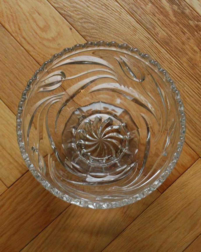 アンティーク 雑貨のガラス小物　アンティーク雑貨　チューリップの模様が入った美しいガラスのボウル、英国アンティークの雑貨。上から見るとこんな感じです。(pg-6072)