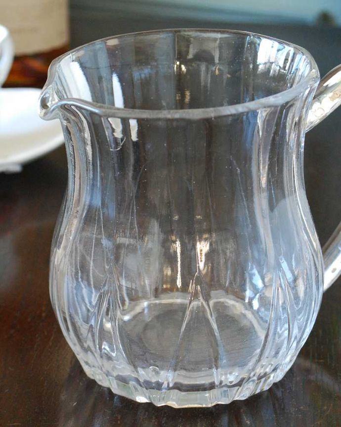 アンティーク 雑貨のガラス小物　アンティーク雑貨　アンティークプレスドグラスのレモネードジャグ（ピッチャー）。憧れのレモネードが似合うジャグシンプルなデザインのレモネードジャグは、春から夏にかけて芝生のグリーンが鮮やかな時期にレモネードを入れて使われていました。(pg-6088)