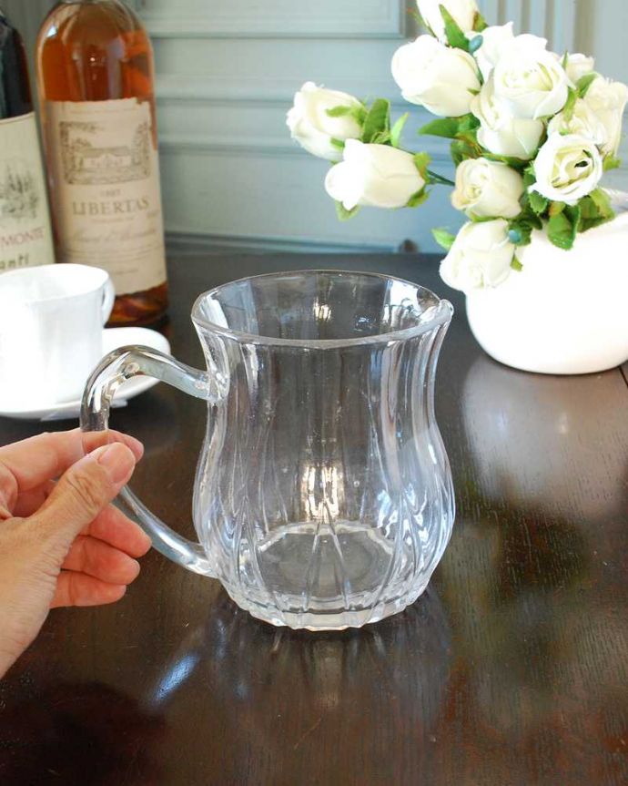 アンティーク 雑貨のガラス小物　アンティーク雑貨　アンティークプレスドグラスのレモネードジャグ（ピッチャー）。いろんな使い方で楽しんで下さい飲み物を入れるのはもちろんフラワーベースとしても使いやすい便利なサイズです。(pg-6088)