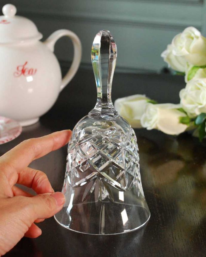 アンティーク 雑貨のガラス小物 アンティーク雑貨 澄んだ音色を鳴らしてくれるアンティークのガラスのベル。大きさはこれくらいですいろんな場所に置いて使われていただけあって、大きさもいろいろ。(pg-6110)