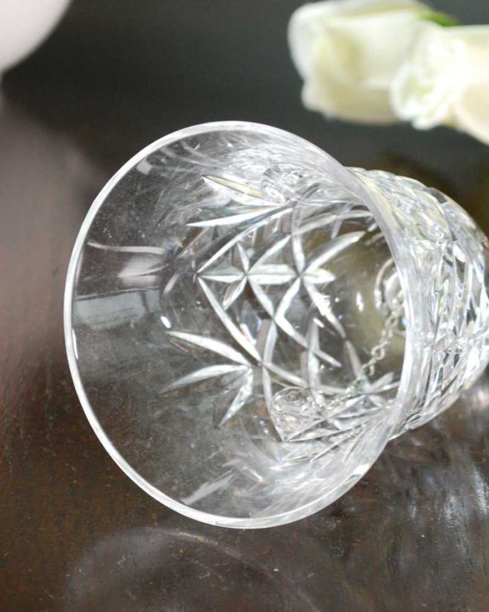 アンティーク 雑貨のガラス小物 アンティーク雑貨 澄んだ音色を鳴らしてくれるアンティークのガラスのベル。キレイな音を奏でてくれますアンティークなので多少のキズやカケがある場合はありますが、きちんと鳴ります。(pg-6110)