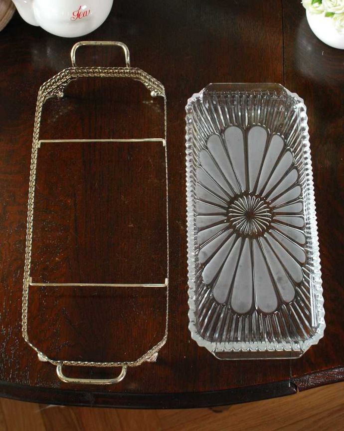 アンティーク 雑貨のガラス小物　アンティーク雑貨　食卓を華やかに彩るアンティークのシルバ×ガラスのトレー。上から見ると、こんな形アンティークなので多少のキズやカケがある場合はありますが、使用上問題はありませんのでご了承下さい。(pg-6117)