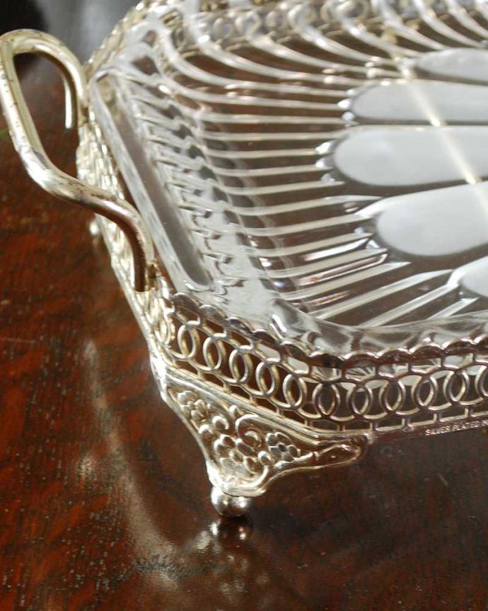 アンティーク 雑貨のガラス小物　アンティーク雑貨　食卓を華やかに彩るアンティークのシルバ×ガラスのトレー。アフタヌーンティーに欠かせないサンドイッチトレイ英国らしく、アフタヌーンティーに欠かせないサンドイッチを乗せるために作られたサンドイッチトレイ。(pg-6117)