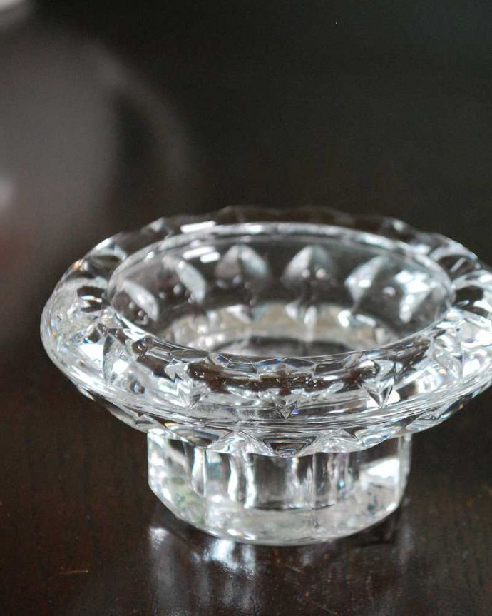 アンティーク 雑貨のガラス小物　アンティーク雑貨　コンパクトなサイズが使いやすい、背の低いキャンドルスタンド2個セット。ドレッシングセットの必須アイテムでしたもともとはドレッシングセットとしてパフケースと一緒にトレイの上に必ずセッティングされていたキャンドルスタンド。(pg-6131)