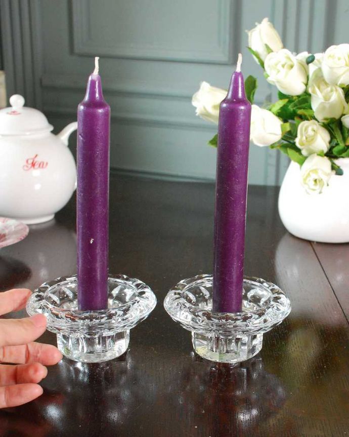 アンティーク 雑貨のガラス小物　アンティーク雑貨　コンパクトなサイズが使いやすい、背の低いキャンドルスタンド2個セット。癒されるキャンドルの灯りここにキャンドルを挿すだけで、なんだか特別な日に変わります。(pg-6131)