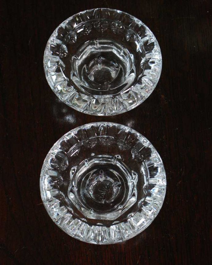 アンティーク 雑貨のガラス小物　アンティーク雑貨　コンパクトなサイズが使いやすい、背の低いキャンドルスタンド2個セット。上から見るとこんな感じですアンティークなので多少のキズやカケがある場合はありますが、使用上問題はありませんのでご了承下さい。(pg-6131)