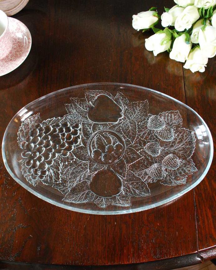 アンティーク 雑貨のガラス小物　アンティーク雑貨　フルーツがたっぷり描かれたアンティークのプレート。上から見ると、こんな形アンティークなので多少のキズやカケがある場合はありますが、使用上問題はありませんのでご了承下さい。(pg-6139)