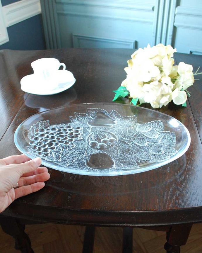 アンティーク 雑貨のガラス小物　アンティーク雑貨　フルーツがたっぷり描かれたアンティークのプレート。いろいろ便利に使えます食卓で使うのはもちろん、アクセサリーを並べたり自分だけの使い方を楽しんで下さい。(pg-6139)