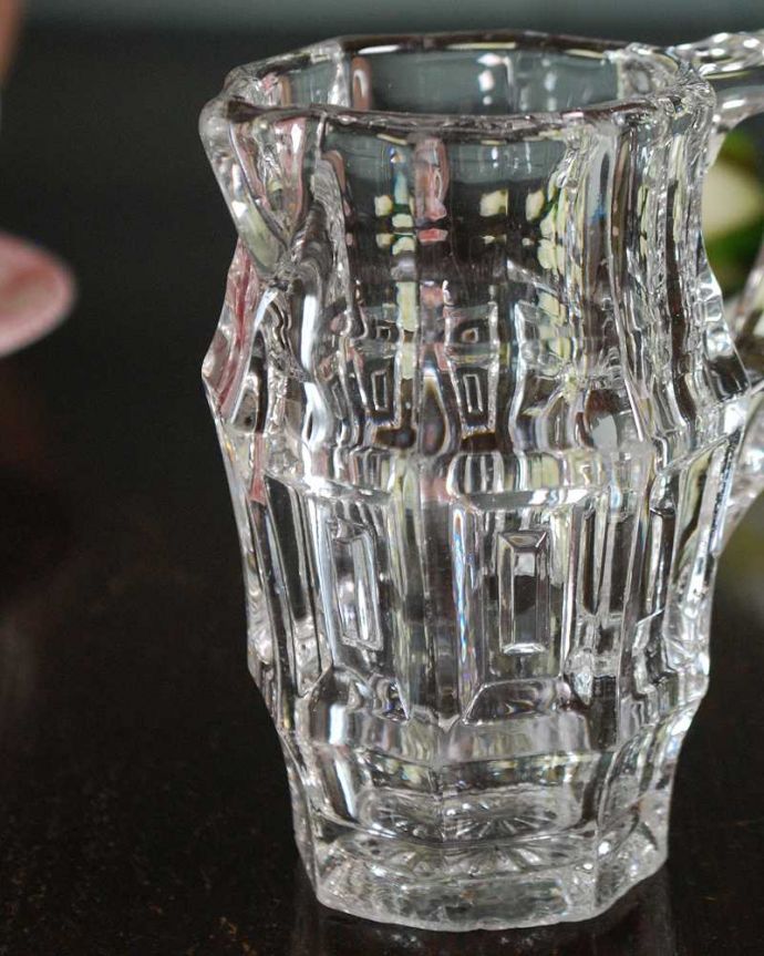 アンティーク 雑貨のガラス小物 アンティーク雑貨 優雅なフォルムが美しいガラスのピッチャー、英国アンティークの雑貨。お茶の時間に欠かせないミルクピッチャーミルクティーが大好きな英国人が作ったガラスのミルクピッチャーは、たっぷりミルクが注げるようにサイズが大きめです。(pg-6145)