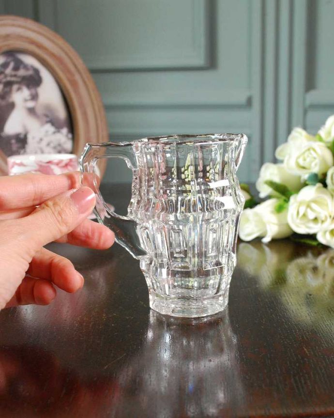 アンティーク 雑貨のガラス小物 アンティーク雑貨 優雅なフォルムが美しいガラスのピッチャー、英国アンティークの雑貨。持ち手もしっかり付いています昔と同じようにミルクを入れて使うのはもちろん使い方は自由自在。(pg-6145)