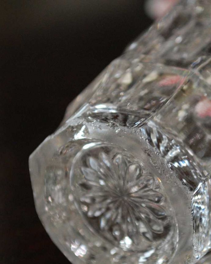 アンティーク 雑貨のガラス小物 アンティーク雑貨 優雅なフォルムが美しいガラスのピッチャー、英国アンティークの雑貨。カケがあるのでSALE価格ですカケがありました。(pg-6145)