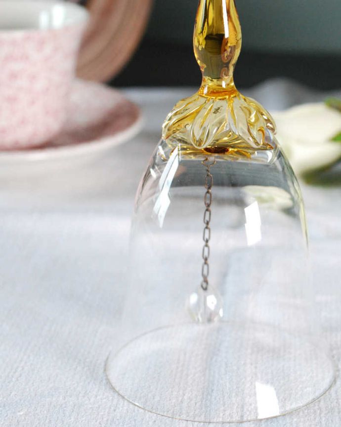 アンティーク 雑貨のガラス小物　アンティーク雑貨　2トーンカラーの美しいイギリスのガラスベル、アンティークプレスドグラス。装飾も美しいガラスで出来たベル使用人を呼ぶために日常的に使われていたベル。(pg-6156)