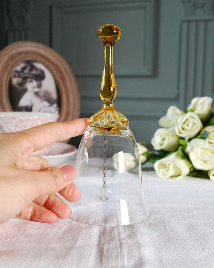 アンティーク 雑貨のガラス小物　アンティーク雑貨　2トーンカラーの美しいイギリスのガラスベル、アンティークプレスドグラス。大きさはこれくらいですいろんな場所に置いて使われていただけあって、大きさもいろいろ。(pg-6156)