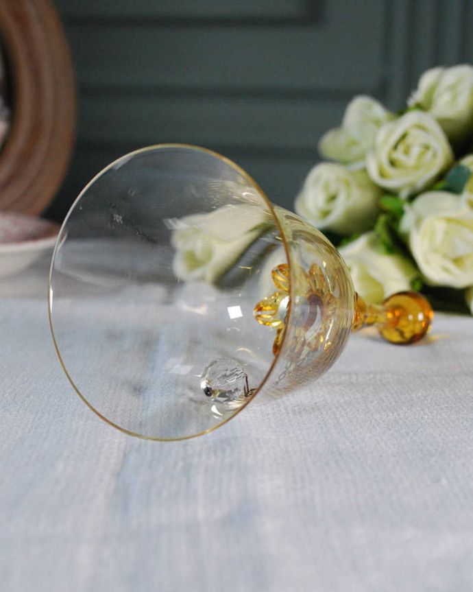 アンティーク 雑貨のガラス小物　アンティーク雑貨　2トーンカラーの美しいイギリスのガラスベル、アンティークプレスドグラス。キレイな音を奏でてくれますアンティークなので多少のキズやカケがある場合はありますが、きちんと鳴ります。(pg-6156)