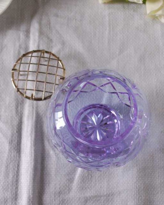 アンティーク 雑貨のガラス小物　アンティーク雑貨　パープル色のガラスが華やかな花留め付きのアンティークのフラワーベース。上から見ると蓋は取り外しが出来るから取り扱いもラクです。(pg-6172)