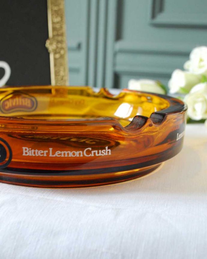 アンティーク 雑貨のガラス小物　アンティーク雑貨　アンティークのガラス雑貨、アンバー色のシンプルなデザインの灰皿。美しく輝くガラスのプレートキラキラと輝くガラスのプレートはどこに置いても華やかな存在感で、灰皿だけでなく小物入れにもピッタリです。(pg-6177)