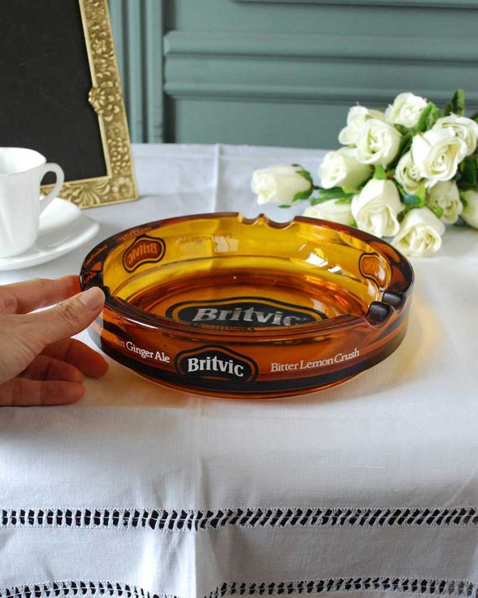 アンティーク 雑貨のガラス小物　アンティーク雑貨　アンティークのガラス雑貨、アンバー色のシンプルなデザインの灰皿。いろいろ便利に使えます灰皿としてだけじゃなく、アクセサリーや鍵、小物入れなど自分だけの使い方を楽しんで下さい。(pg-6177)