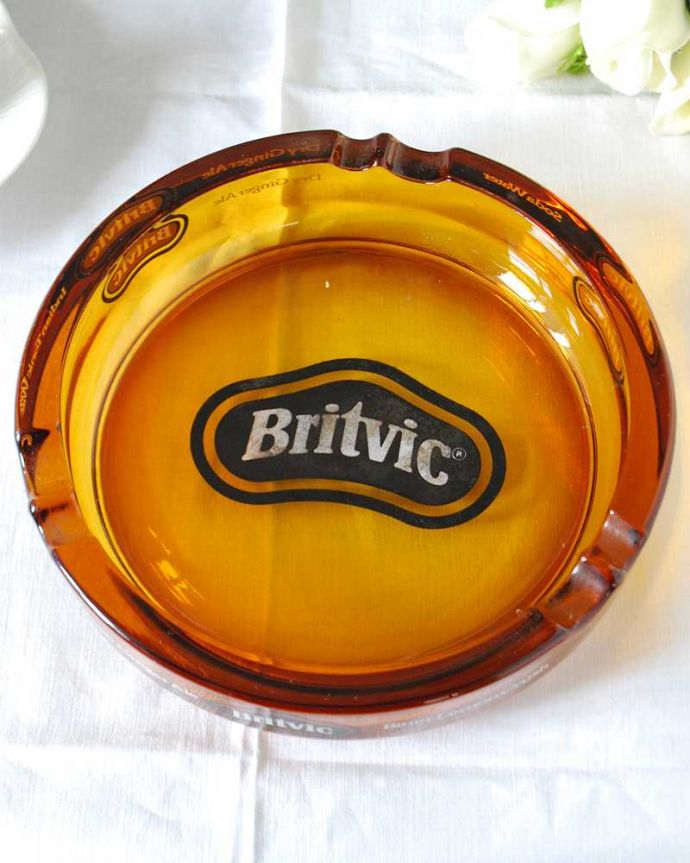 アンティーク 雑貨のガラス小物　アンティーク雑貨　アンティークのガラス雑貨、アンバー色のシンプルなデザインの灰皿。上から見るとこんな感じですアンティークは新品ではなので多少のキズ・汚れがある場合がありますが、使用上問題はありませんので、ご了承下さい。(pg-6177)