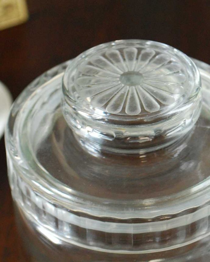 アンティーク 雑貨のガラス小物 アンティーク雑貨 持っているだけで幸せになるアンティークのガラスで出来たビスケットバロー。ビスケットを入れるために作られたガラスの器アフタヌーンティーを楽しむ国で作られたビスケットを入れておくために作られたガラスの器、ビスケットバロー。(pg-6181)