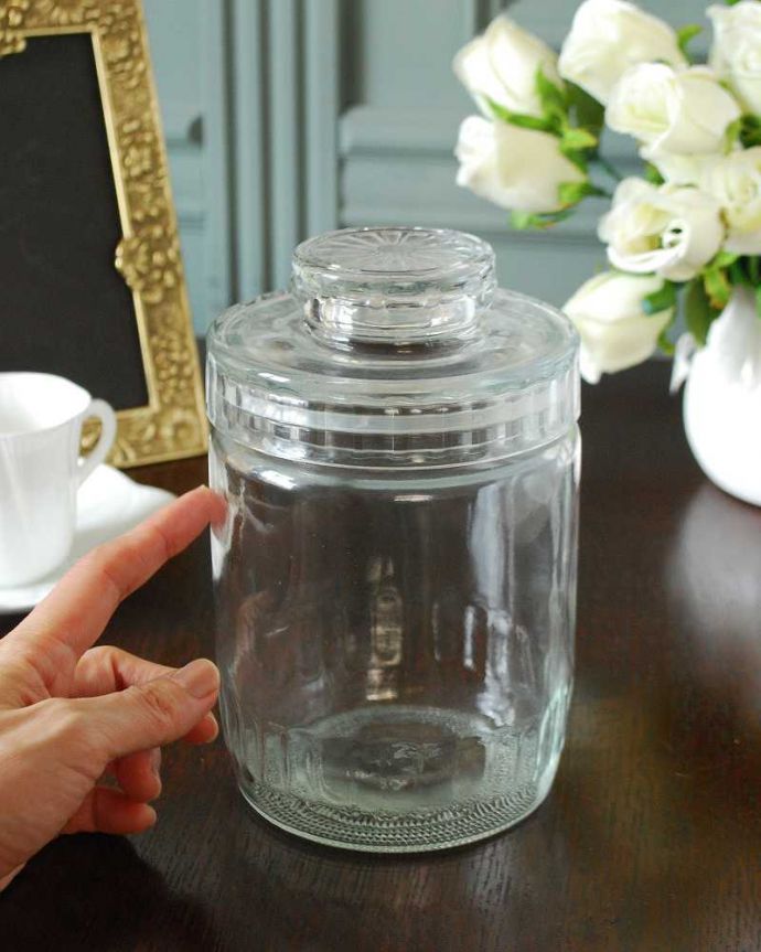 アンティーク 雑貨のガラス小物 アンティーク雑貨 持っているだけで幸せになるアンティークのガラスで出来たビスケットバロー。ふたを開ける度にワクワク・・・中には一体、どんなお菓子が入っているんだろう?昔も今も開ける度にワクワクです。(pg-6181)