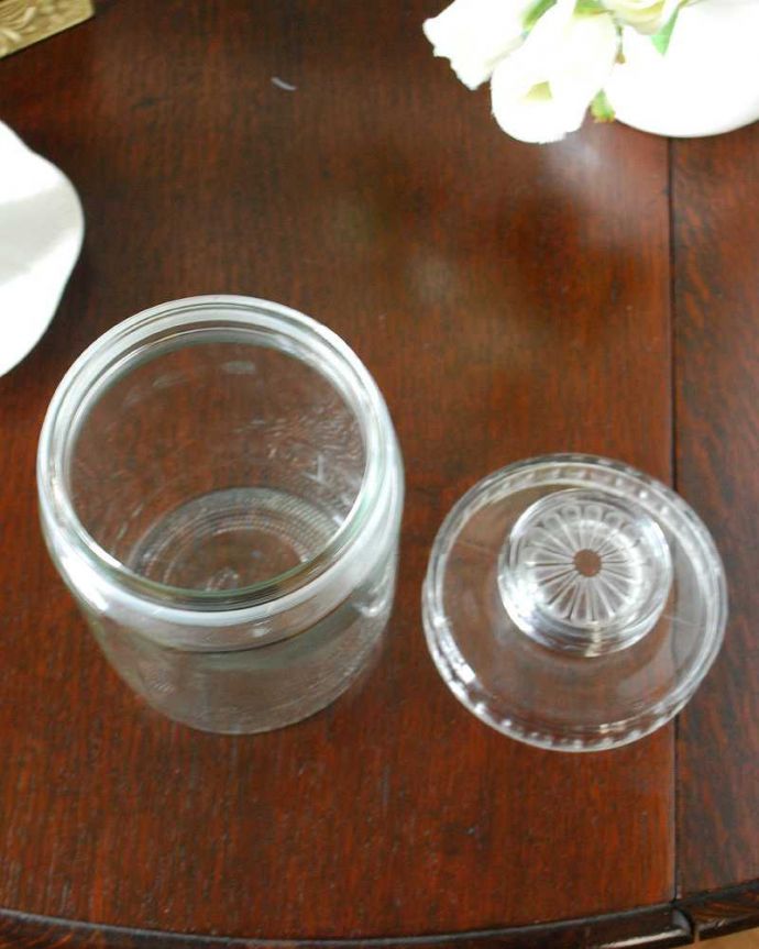 アンティーク 雑貨のガラス小物 アンティーク雑貨 持っているだけで幸せになるアンティークのガラスで出来たビスケットバロー。中を見てみると…アンティークなので多少のキズやカケがありますが使用上問題がないものだけをご紹介しています。(pg-6181)