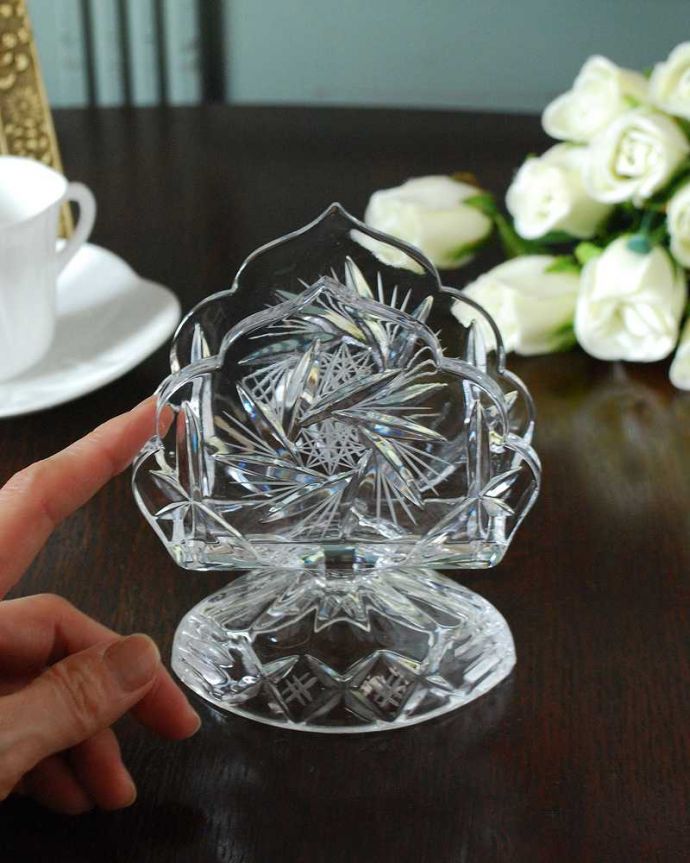 アンティーク 雑貨のガラス小物 アンティーク雑貨 キラッと輝く美しさにうっとりする、アンティークプレスドグラスのナフキンスタンド(レターラック)。挟むだけでキラキラ輝きますナフキンはもちろん、写真やカードスタンドとしても便利に使えます。(pg-6188)