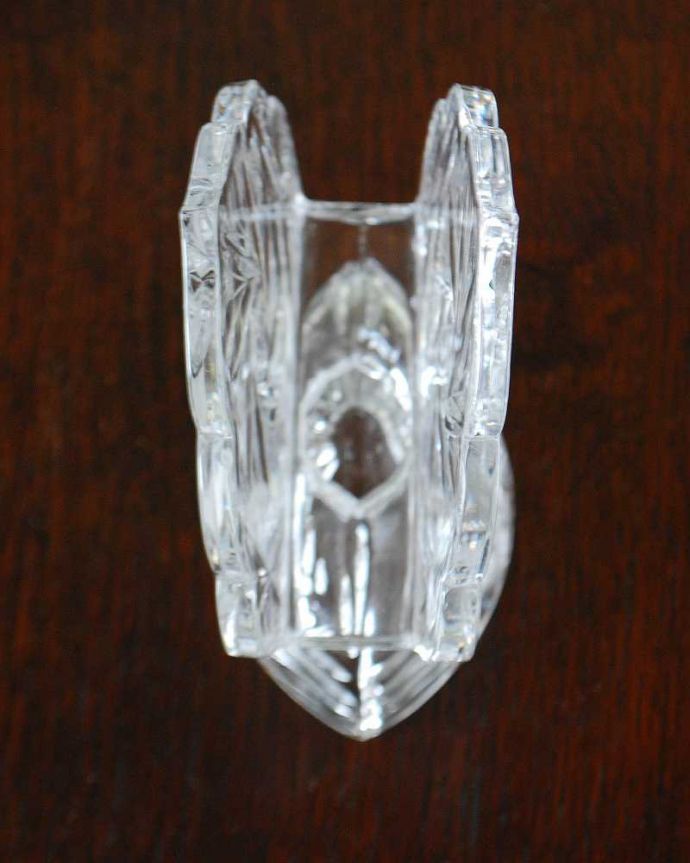 アンティーク 雑貨のガラス小物 アンティーク雑貨 キラッと輝く美しさにうっとりする、アンティークプレスドグラスのナフキンスタンド(レターラック)。上から見ると、こんな形アンティークなので多少のキズやカケがある場合はありますが、使用上問題はありませんのでご了承下さい。(pg-6188)