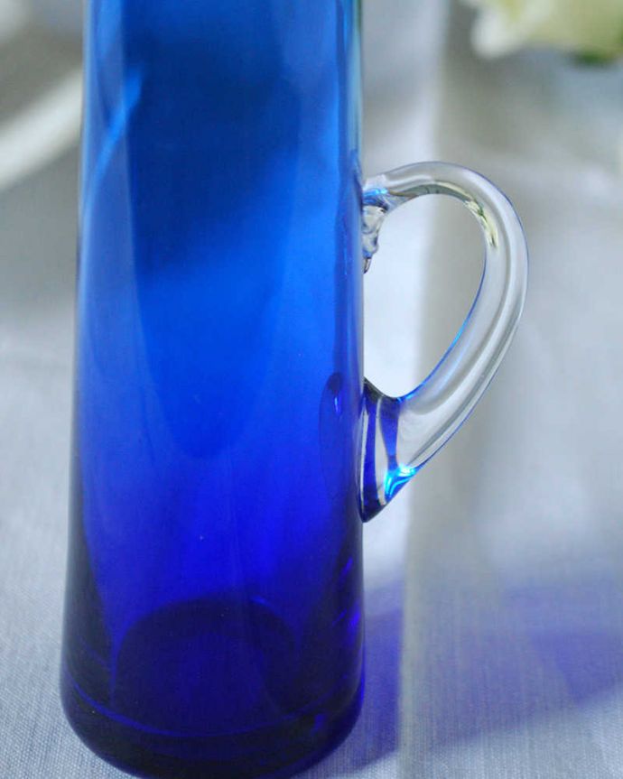 アンティーク 雑貨のガラス小物　アンティーク雑貨　アンティークプレスドグラスのフラワーベース、爽やかなブルー色の一輪挿し。贅沢な時間が流れる1人用のパーソナル花器1人に1つずつ、お花を入れてテーブルにセットされていたパーソナル花器。(pg-6198)