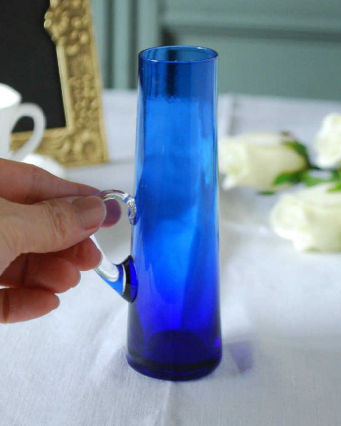 アンティーク 雑貨のガラス小物　アンティーク雑貨　アンティークプレスドグラスのフラワーベース、爽やかなブルー色の一輪挿し。お花を１輪挿すだけ花器が美しいので１輪挿すだけでパッと華やかになります。(pg-6198)