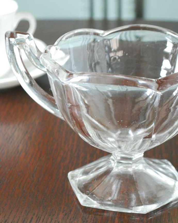 アンティーク 雑貨のガラス小物　アンティーク雑貨　両サイドに持ち手が付いたアンティークのプレスドグラス（デザートグラス）。デザート用に作られた美しいガラスの器食卓で使われたガラスはどれも美しいですが、特にめずらしいデザート用。(pg-6208)