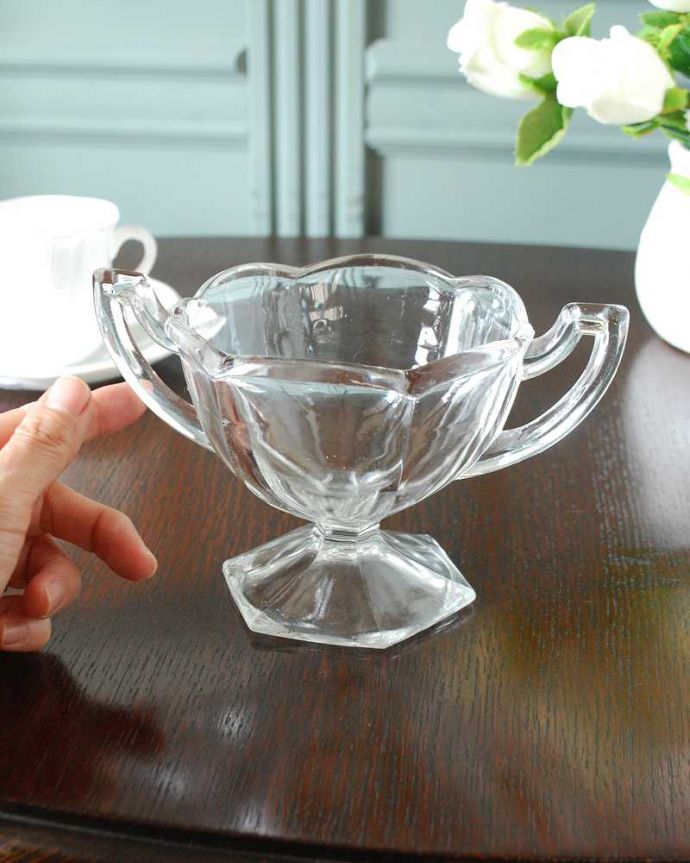 アンティーク 雑貨のガラス小物　アンティーク雑貨　両サイドに持ち手が付いたアンティークのプレスドグラス（デザートグラス）。どれも個性的で美しい形が個性的なデザート用のグラス。(pg-6208)