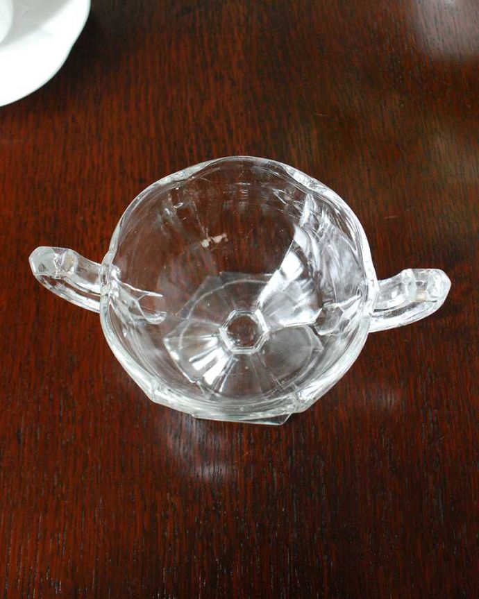 アンティーク 雑貨のガラス小物　アンティーク雑貨　両サイドに持ち手が付いたアンティークのプレスドグラス（デザートグラス）。上から見るとこんな形アンティークなので多少のキズやカケがある場合はありますが、使用上問題はありませんのでご了承下さい。(pg-6208)