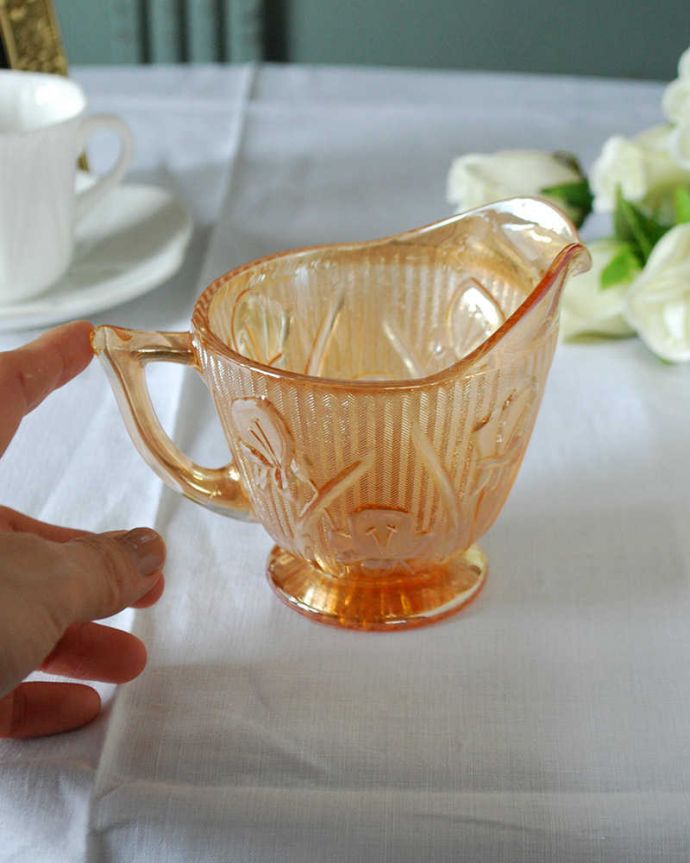 アンティーク 雑貨のガラス小物　アンティーク雑貨　オレンジ色のめずらしいアンティークのプレスドグラス、ミルクピッチャー。持ち手もしっかり付いています昔と同じようにミルクを入れて使うのはもちろん使い方は自由自在。(pg-6219)