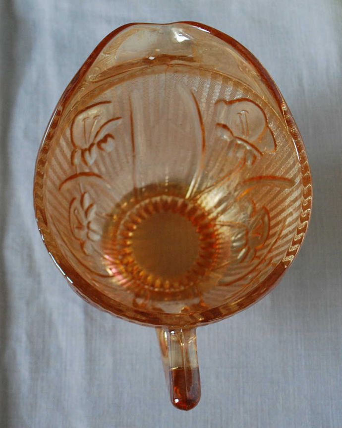 アンティーク 雑貨のガラス小物　アンティーク雑貨　オレンジ色のめずらしいアンティークのプレスドグラス、ミルクピッチャー。上から見るとこんな感じです。(pg-6219)