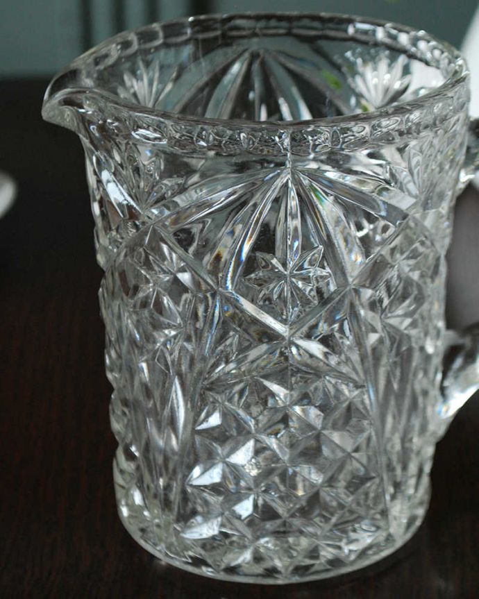 アンティーク 雑貨のガラス小物　アンティーク雑貨　キラキラ輝くアンティークプレスドグラスのウォータージャグ。英国の家庭には必ずあるウォータージャグアルコールを飲まない人のためにテーブルの中央にお水を置いて置かれていたウォータージャグ。(pg-6220)
